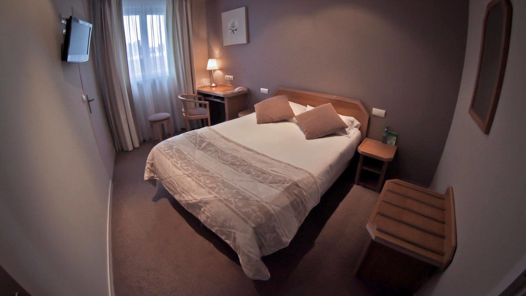 Brit Hotel Les Voyageurs Loudéac Dış mekan fotoğraf